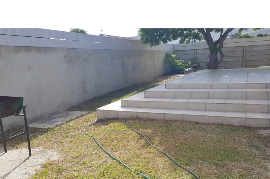 To Let 2 Bedroom Property for Rent in Sandbaai Western Cape
